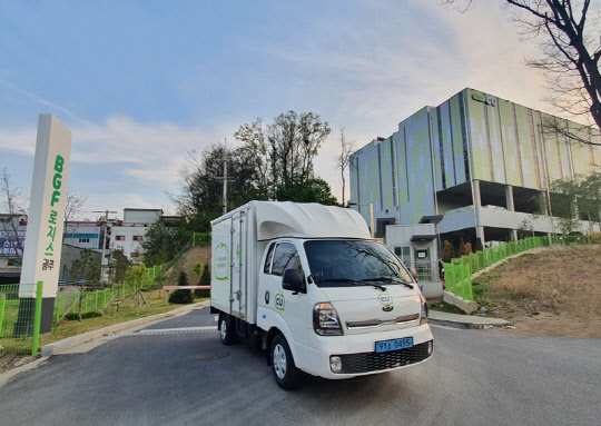 CU는 편의점 업계 최초로 점포에 상품을 공급하는 배송 차량에 전기차를 도입한다고 22일 밝혔다. 이번에 도입하는 전기차는 기아자동차 봉고EV 모델이다. <BGF리테일 제공>